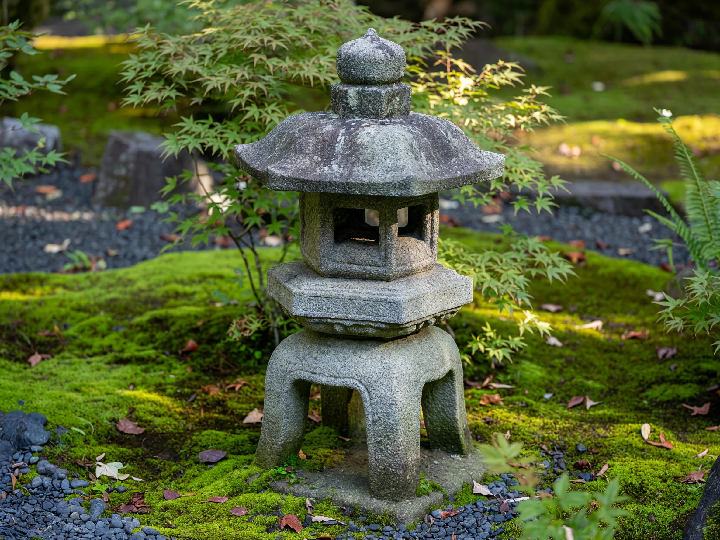 伝統的な石灯籠のある庭